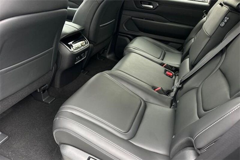 New 2025 Nissan Armada SVImage 9