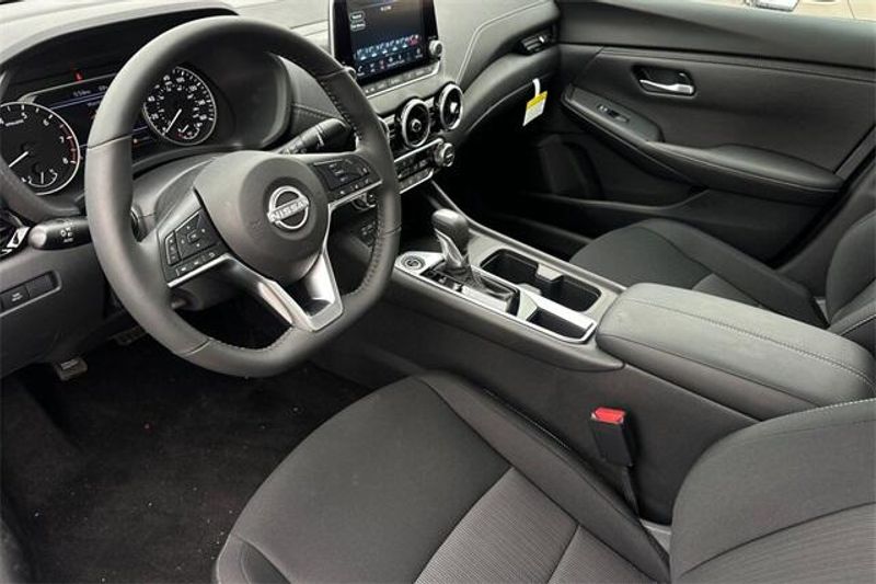 New 2025 Nissan Sentra SVImage 7