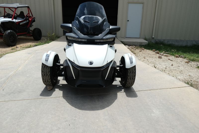 2024 Can-Am SPYDER RT SEATOSKY VEGAS WHITE SATINImage 8