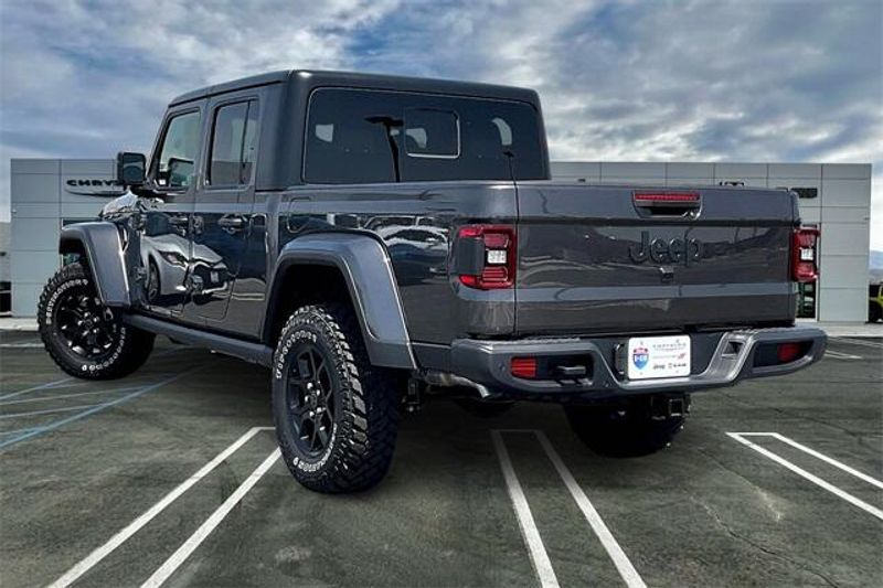 2025 Jeep Gladiator Willys photo 2