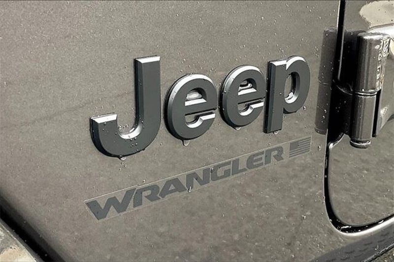 2025 Jeep Wrangler 4-door SaharaImage 13