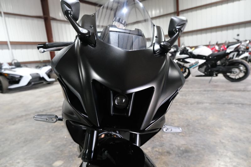 2025 Yamaha YZFR7 MATTE RAVEN BLACKImage 23