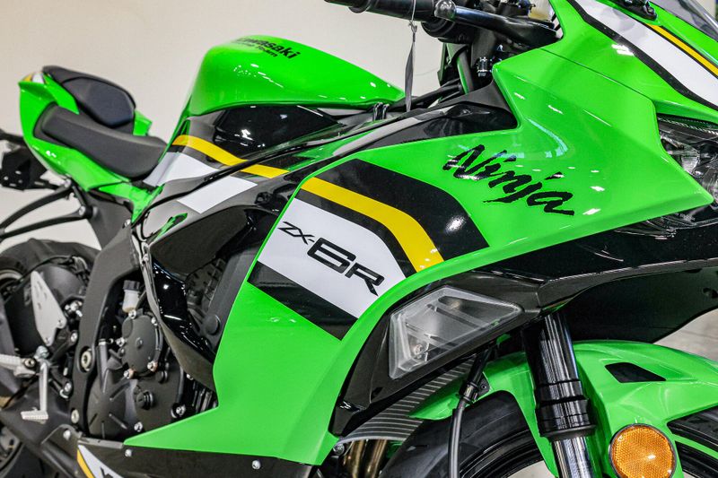 2025 Kawasaki NINJA ZX6R KRT EDITION LIME GREEN AND EBONY AND PEARL BLIZZARD WHITEImage 3