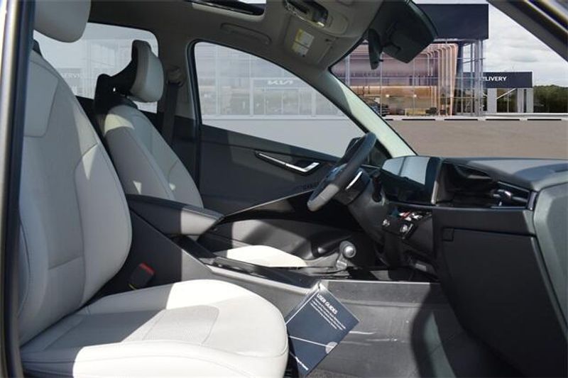 New 2025 Kia Niro EX TouringImage 12