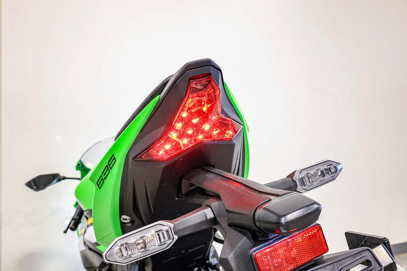 2025 Kawasaki NINJA ZX6R KRT EDITION LIME GREEN AND EBONY AND PEARL BLIZZARD WHITEImage 19