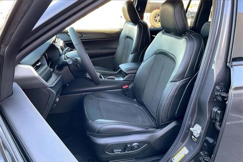 New 2025 Jeep Grand Cherokee Altitude 4x2Image 8