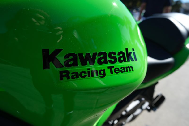 2025 Kawasaki NINJA 650 KRT EDITION ABS LIME GREEN AND EBONY AND PEARL BLIZZARD WHITEImage 3