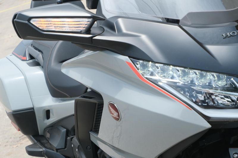 2021 Honda GOLDWING DCT DEEP PEARL GRAY Image 23