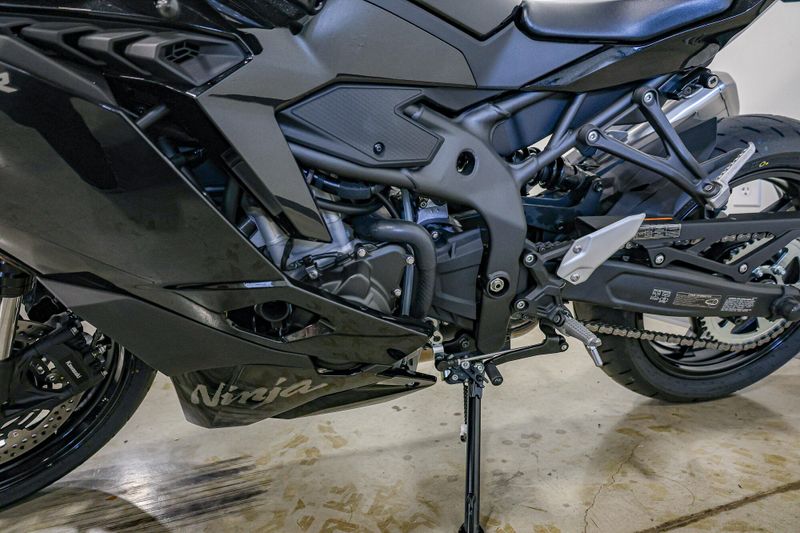 2025 KAWASAKI NINJA ZX4R ABS  METALLIC SPARK BLACK in a METALLIC SPARK BLACK exterior color. Family PowerSports (877) 886-1997 familypowersports.com 