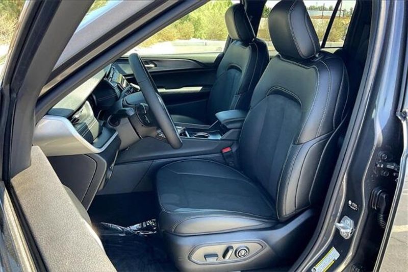 2025 Jeep Grand Cherokee Altitude X 4x4Image 8