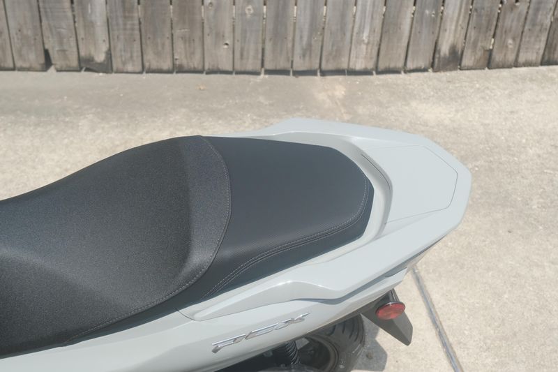 2025 Honda PCX PEARL GRAY Image 19