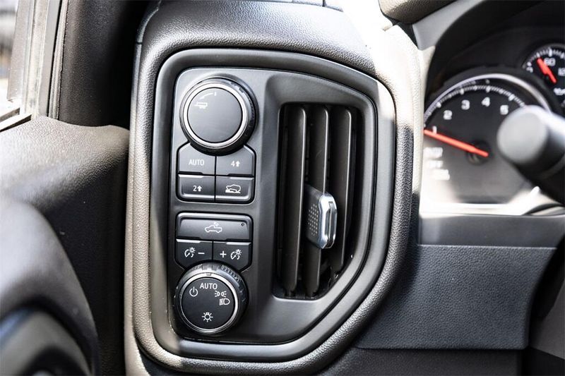 2022 Chevrolet Silverado 1500 Custom photo 16