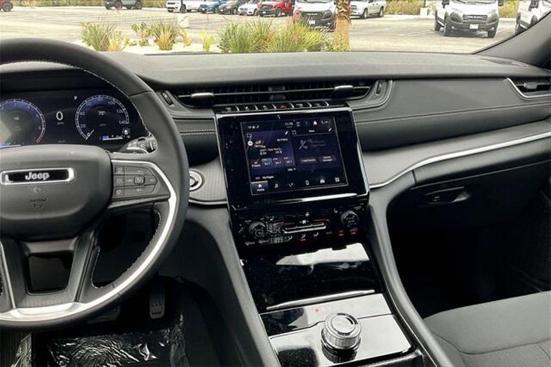 2025 Jeep Grand Cherokee Laredo photo 4