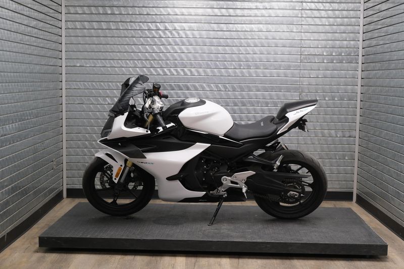 2024 CFMOTO 450SS NEBULA WHITEImage 6