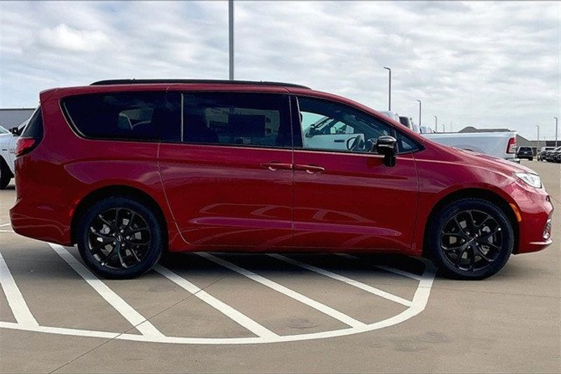 2024 Chrysler Pacifica Touring L AwdImage 16