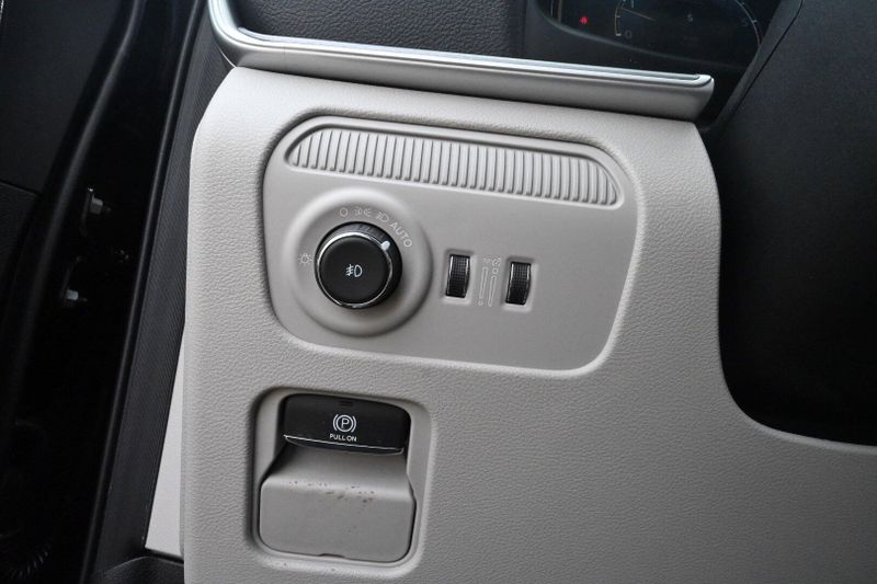 2025 Wagoneer L Image 22