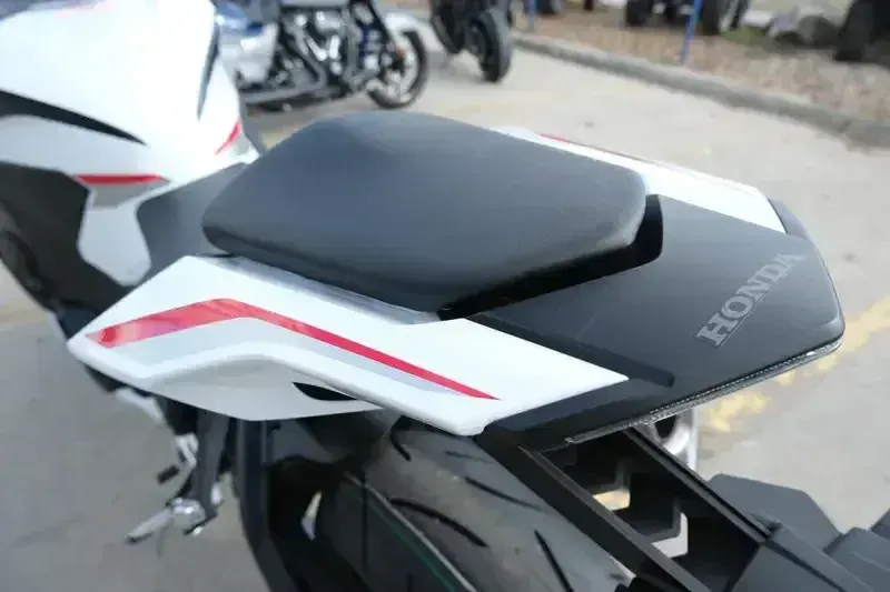 2025 Honda CBR1000RR PEARL WHITE Image 10