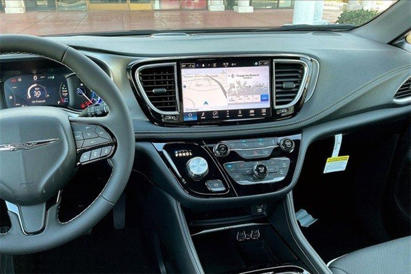 2023 Chrysler Pacifica Plug-in Hybrid LimitedImage 5