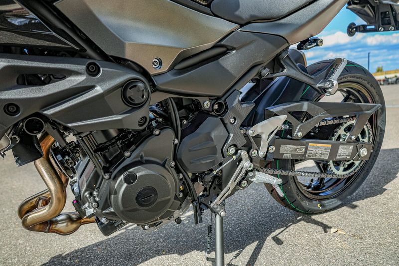 2025 Kawasaki Z500 ABS METALLIC SPARK BLACK AND METALLIC MATTE GRAPHENESTEEL GRAY Image 11