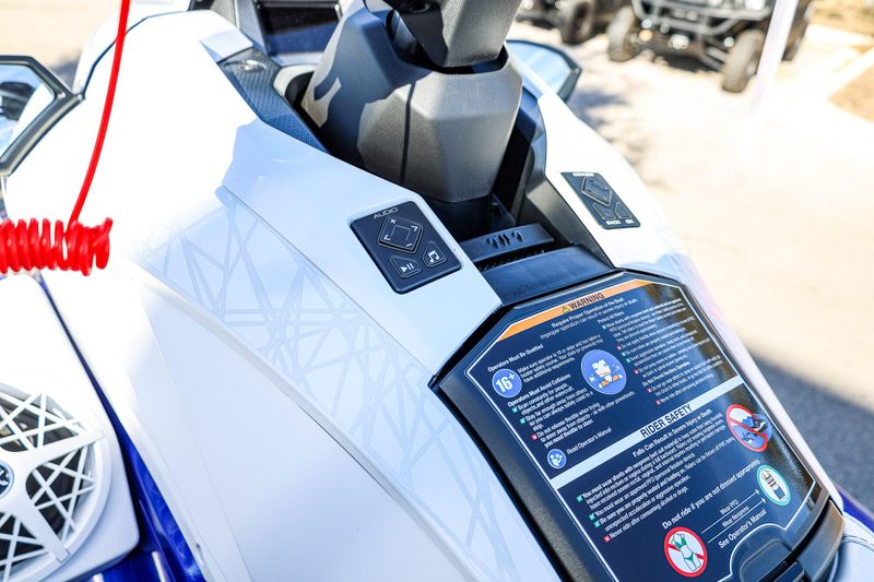 2025 Yamaha GP SVHO WITH AUDIO WHITE AND RACING BLUE Image 14