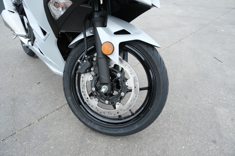 2025 Kawasaki NINJA 500 METALLIC MATTE WHITISH SILVER AND METALLIC MOONDUST GRAYImage 18