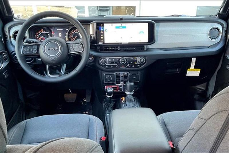 2025 Jeep Gladiator Willys photo 4