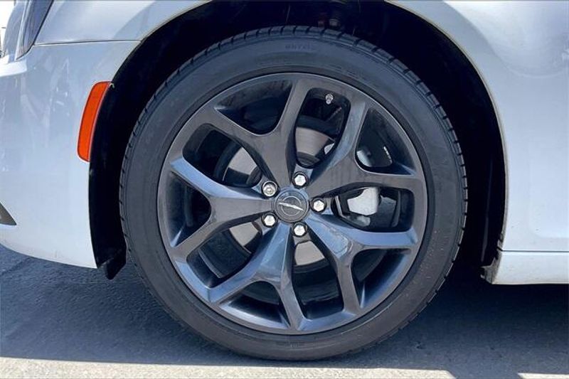 2023 Chrysler 300 TouringImage 8