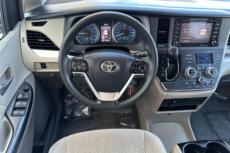 Used 2018 Toyota Sienna LEImage 13