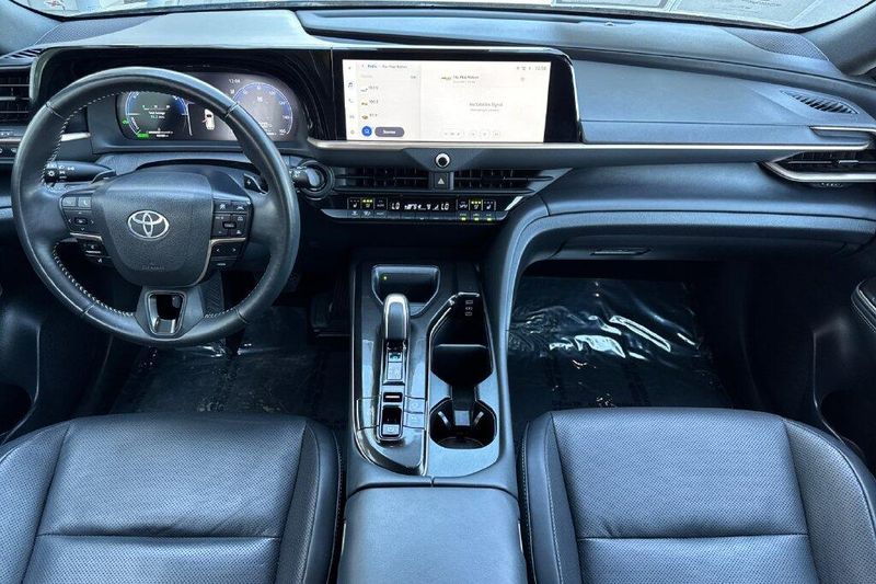 Used 2025 Toyota Crown Signia XLEImage 12