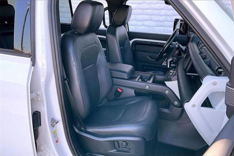 2024 Land Rover Defender S photo 4