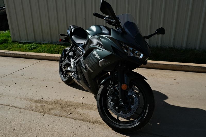 2025 Kawasaki NINJA 650 ABS METALLIC MATTE OLD SCHOOL GREEN AND METALLIC SPARK BLACK Image 1