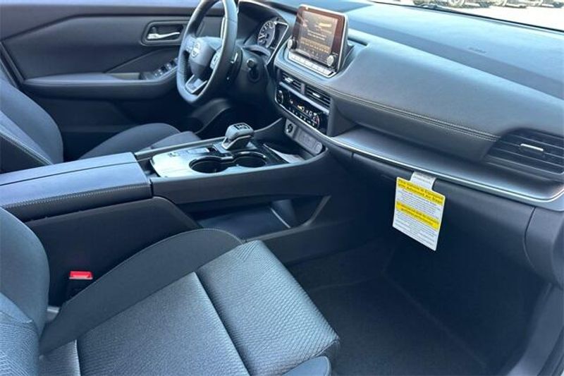 New 2025 Nissan Rogue SVImage 13