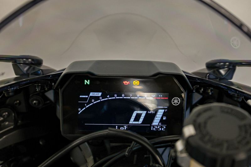 New 2025 Yamaha YZFR7 MATTE RAVEN BLACK Image 5