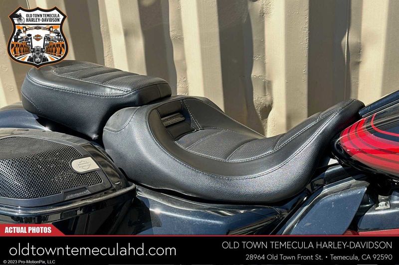 2021 Harley-Davidson Road Glide in a BLACK HOLE W/PINSTRIPE exterior color. BMW Motorcycles of Temecula – Southern California (951) 506-6903 bmwmotorcyclesoftemecula.com 