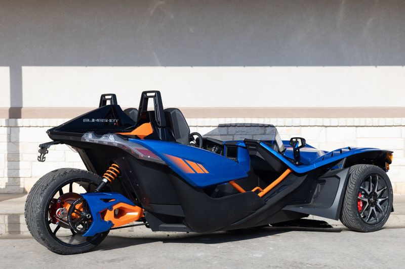 2024 POLARIS SLINGSHOT R AUTODRIVE in a GRAY exterior color. Family PowerSports (877) 886-1997 familypowersports.com 