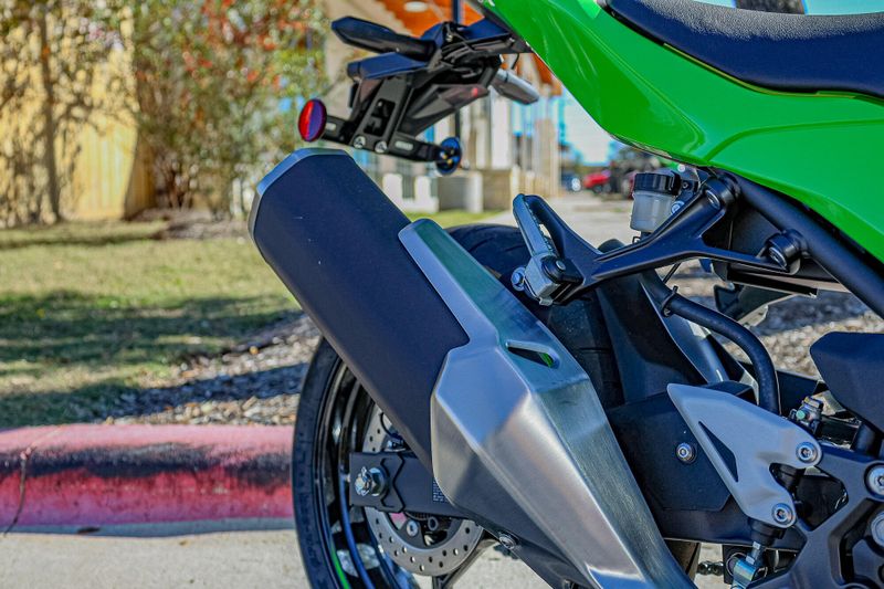 2025 Kawasaki NINJA 500 KRT EDITION SE ABS LIME GREEN AND EBONY AND PEARL BLIZZARD WHITEImage 15