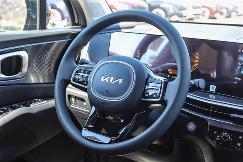 2025 Kia Sorento LXImage 8