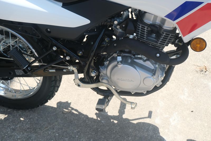 2025 Honda XR150L WHITE Image 20