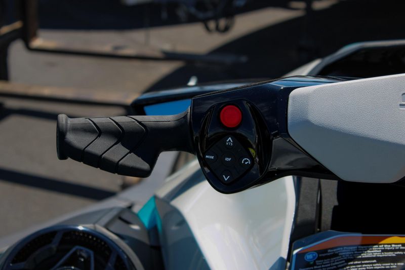 2025 SEADOO GTI SE 130 WITH SOUND SYSTEM IDF TEAL BLUE AND MANTA GREEN Image 7