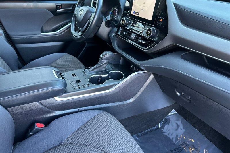 Used 2023 Toyota Highlander Hybrid LEImage 14