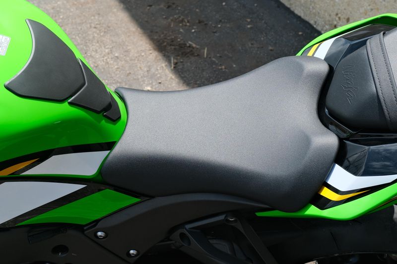2025 Kawasaki NINJA ZX10R KRT EDITION LIME GREEN AND EBONY AND PEARL BLIZZARD WHITE Image 17