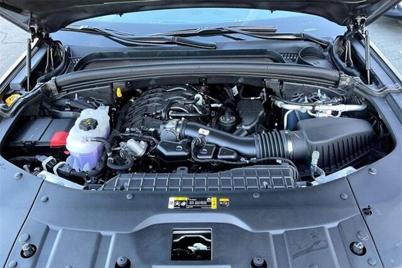 New 2025 Jeep Grand Cherokee L Laredo 4x4Image 9