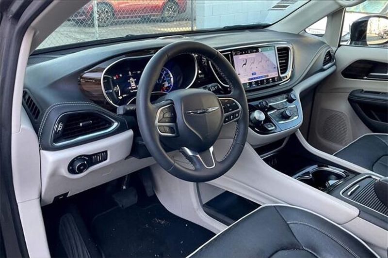 2023 Chrysler Pacifica Hybrid LimitedImage 6