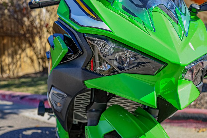 2025 Kawasaki NINJA 500 KRT EDITION SE ABS LIME GREEN AND EBONY AND PEARL BLIZZARD WHITEImage 2