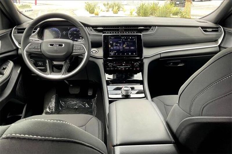 2025 Jeep Grand Cherokee L Laredo X 4x2Image 4