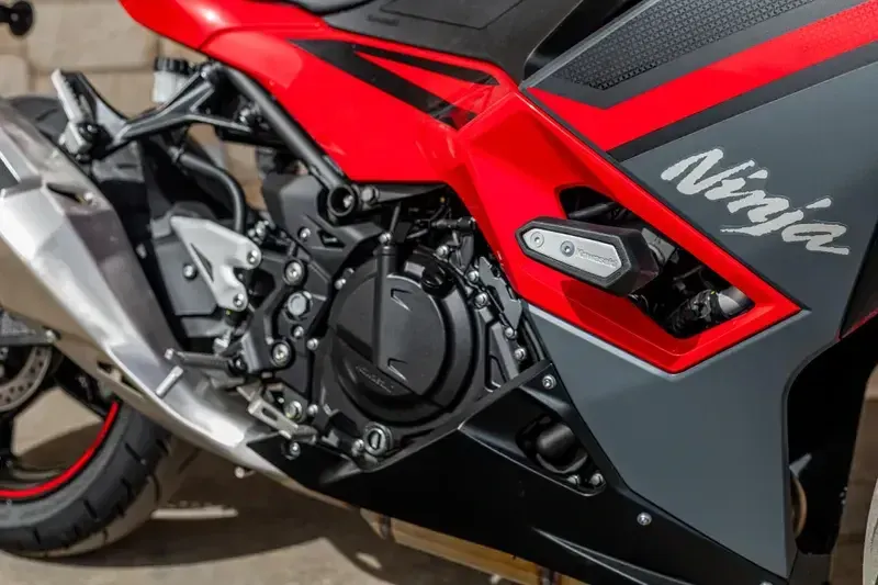 2025 Kawasaki NINJA 500 SE ABS PASSION RED AND METALLIC FLAT SPARK BLACK AND METALLIC MATTE DARK GRAYImage 4