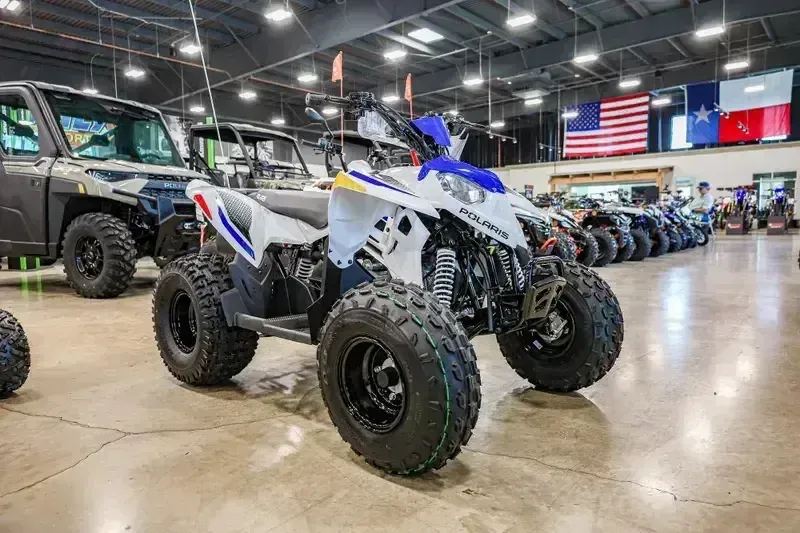 2025 Polaris OUTLAW 110 EFI BRIGHT WHITE AND BLUEImage 4