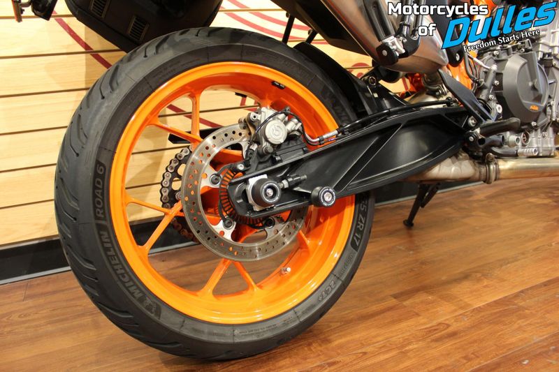 2023 KTM 890 DUKE R Image 11