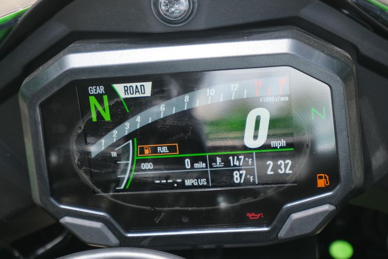 2025 Kawasaki NINJA ZX10R KRT EDITION LIME GREEN AND EBONY AND PEARL BLIZZARD WHITE Image 11