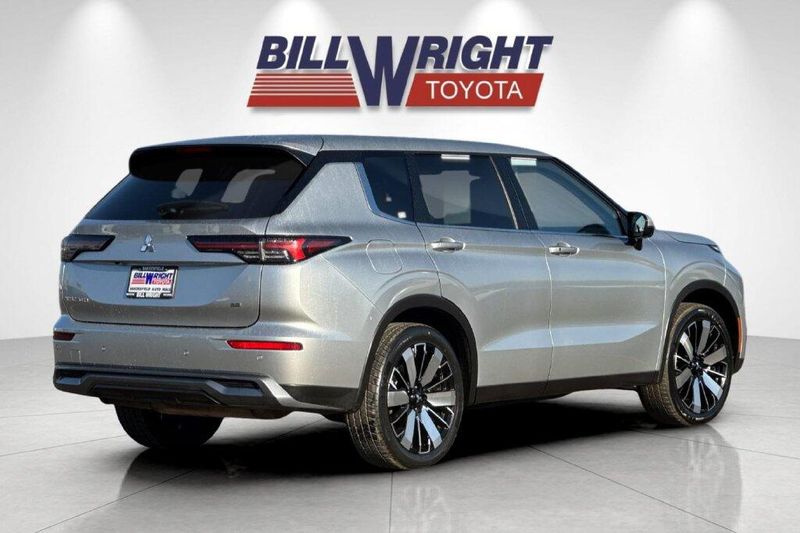 Used 2025 Mitsubishi Outlander SEImage 3